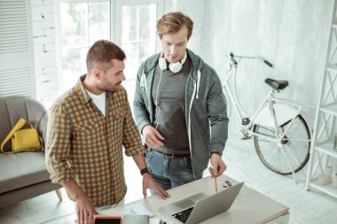 Hoş güzel genç erkekler çiftinde çalışma