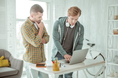 Dizüstü bilgisayarda yazarak güzel genç adam