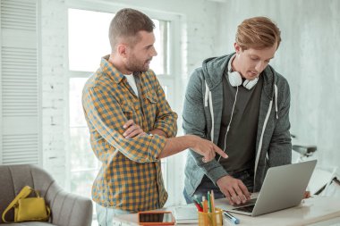 İyi görünümlü genç adam meslektaşı için konuşuyor