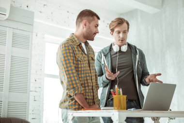 Akıllı güzel erkekler kendi çalışmaları hakkında konuşurken