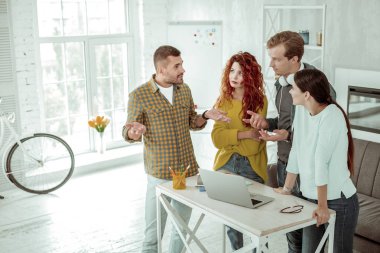 İyi görünümlü genç adam ekibi ile konuşma