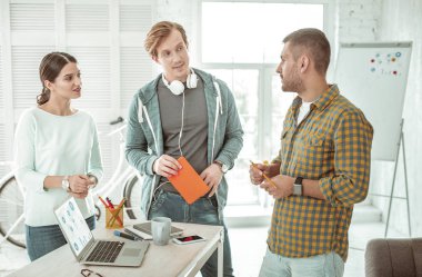 İyi görünümlü genç insanlar birbirlerine dinle