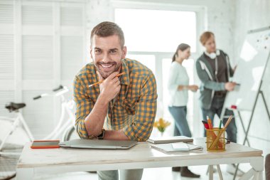 Size gülümseyen pozitif neşeli yakışıklı adam