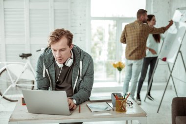 Bilgisayarda çalışan akıllı genç adam