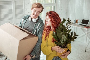 Yeni bir ofise gelip mutlu neşeli arkadaşları