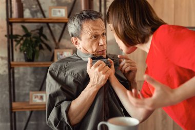 Şaşkın korkmuş koca karısını o ona bağırıyor süre seyir