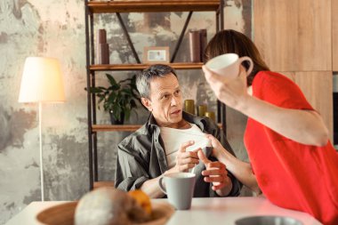 Karısı kontrolden tartışmalı konuşma sırasında kırmızı kıyafeti