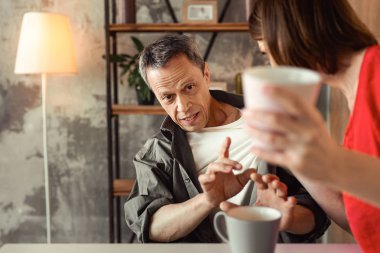 Yazık ki yaşlı adam karısını her iki el ile engelleme