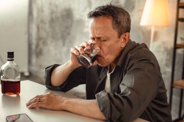 Gizli kısa saçlı eski püskü adam alkolizm acı