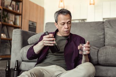 Ayyaş gri saçlı yaşlı katta oturan ve onun keder sel adam