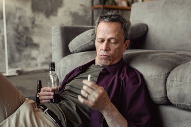 Alkol ve sigara ile evde vakit geçirmek sarhoş kısa saçlı yaşlı adam