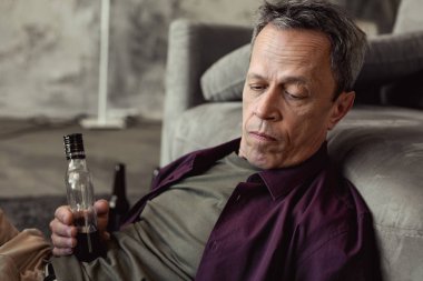 Alkol bir çok yudumlarken kötü durumda olmak mutsuz yaşlı adam