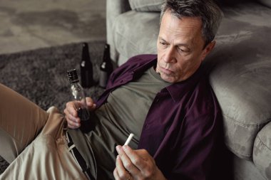 Düşünceli sarhoş adam yaşam sahip sorunları ve bağımlılığı