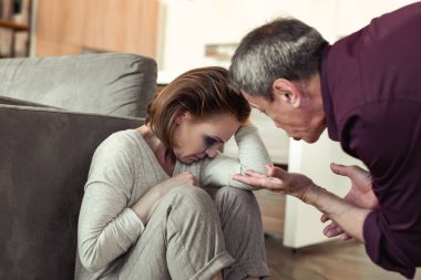 Sarhoş öfkeli adam dövülmüş karısını korumak o süre bağırıyor