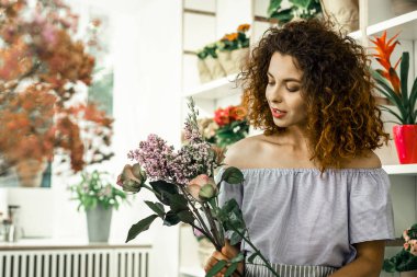 Her şeyi ikebana için hazırlanıyor meşgul duygu kıvırcık saçlı çiçekçi