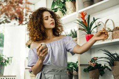 Kıvırcık çiçekçi bej iplik için istemci buket yaparken seyir