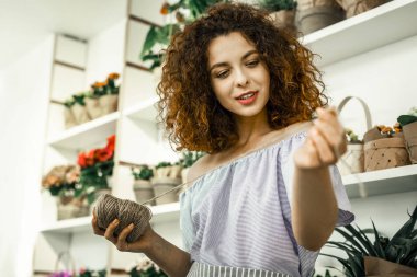 Yeni çiçek kompozisyon yazarken düşünceli duygu çiçekçi
