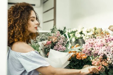 İlk çalışma günü zevk çiçek dükkanında çalışan genç öğrenci