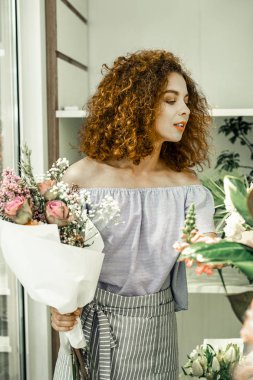 Açık omuz bluz çalışma zor giyen kıvırcık çekici çiçekçi