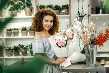 Güzel buket yaptıktan sonra memnun duygu genç umut verici çiçekçi