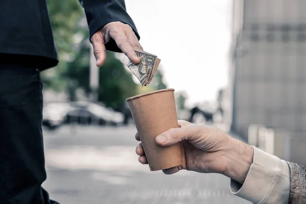 Sokakta durdurma ve merhametle para paylaşımı zengin iş adamı — Stok fotoğraf