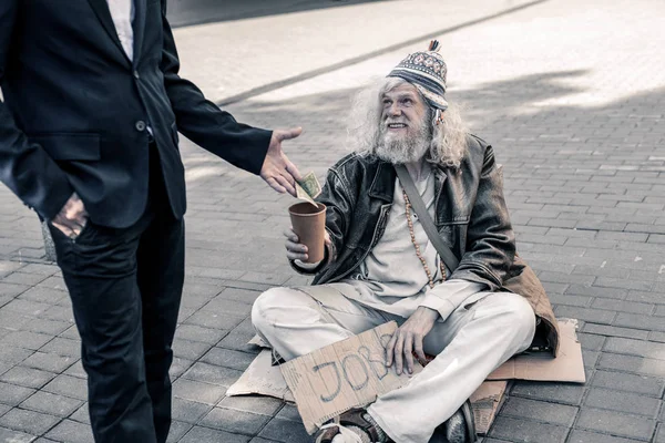 Smutsiga gråhåriga dålig människa som är arbetslösa och lever på gatan — Stockfoto