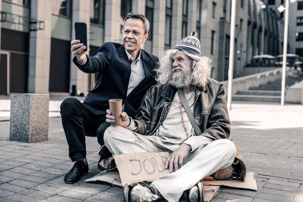 Ακτινοβολούν γκρίζα μαλλιά άστεγος ψάχνει για τα χρήματα με πλατύ χαμόγελο — Φωτογραφία Αρχείου