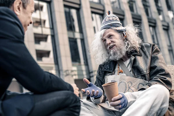 Щасливий довгошерстий бідний чоловік потискає руку щедрого пішохода — стокове фото