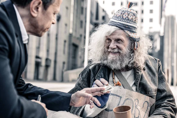 Stralend onder de indruk grijs-haired arme man gelukkig het ontvangen van geld — Stockfoto