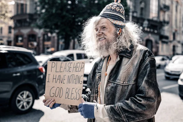 Pelo largo desesperado sin hogar mayor usando ropa andrajosa — Foto de Stock