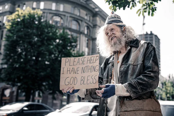Boldogtalan hosszú hajú piszkos ember munkanélküli és alig marad életben — Stock Fotó