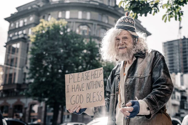 Confundido anciano sin hogar siendo sucio y lavado —  Fotos de Stock
