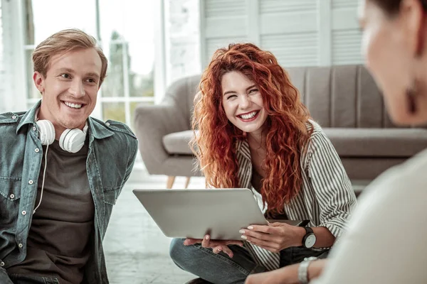 Alegre mujer feliz estar en un gran estado de ánimo — Foto de Stock