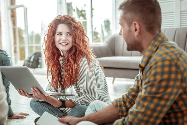 Fin röd haired kvinna tittar på hennes kollega — Stockfoto