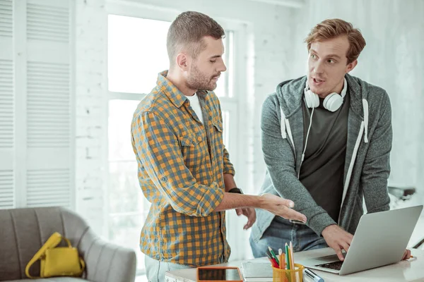 Jóvenes inteligentes hablando de su trabajo — Foto de Stock