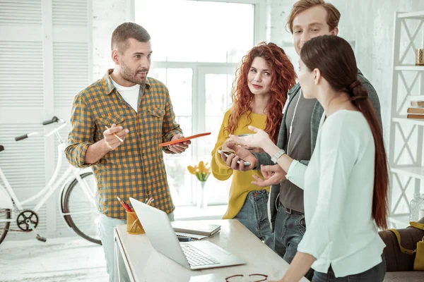 Jóvenes positivos y agradables compartiendo sus ideas — Foto de Stock