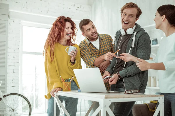 Jóvenes estudiantes felices trabajando en un proyecto — Foto de Stock