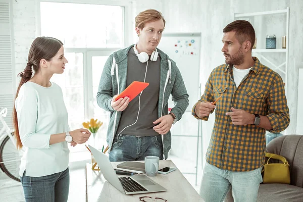 Smart intelligent människa talar med hans vänner — Stockfoto