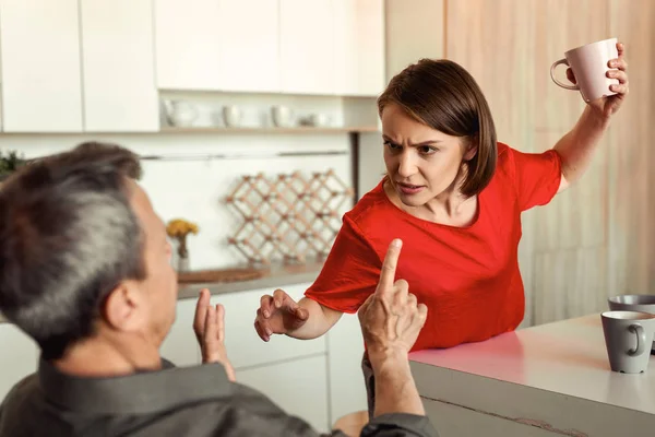 Szalony wściekły żona krótkowłose, pokonując męża przestraszony — Zdjęcie stockowe