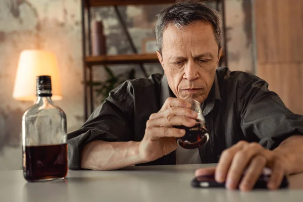 Zklamaný otlučený starý muž s problémy života a pomocí alkoholu — Stock fotografie