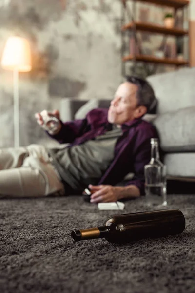 Старий п'яний чоловік дегустує різні види алкоголю — стокове фото