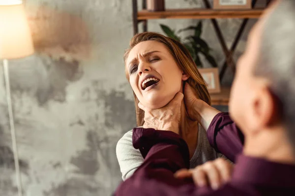 Aggressive strong killer choking crying woman during fight — Stock Photo, Image