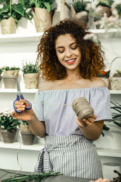 Fiorista con bel trucco naturale pezzo di filo da taglio per ikebana — Foto Stock