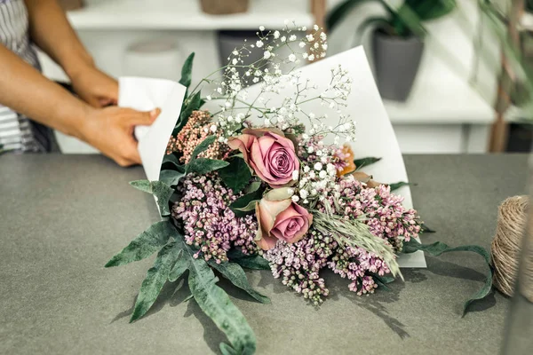 Hermoso ramo con flores de color rosa acostado en la mesa en la tienda de flores — Foto de Stock