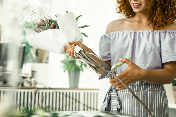 Fleuriste bouclé aux cheveux rouges avec lèvres brillantes finissant beau beau bouquet — Photo