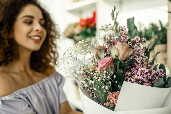 クライアントのための美しい花束をしたら驚くほど感じて陽気な女性 — ストック写真