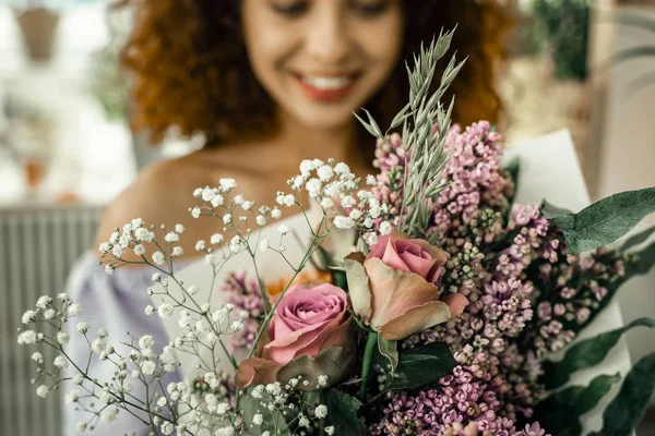 Fleuriste bouclé portant rayé uniforme sentiment satisfait du résultat — Photo