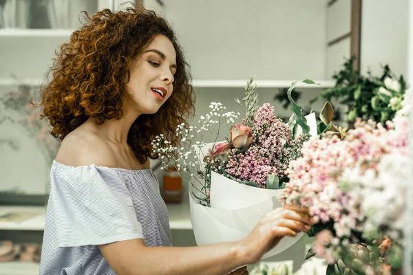 Bella giovane operaia di negozio floreale sensazione ispirato e creativo — Foto Stock