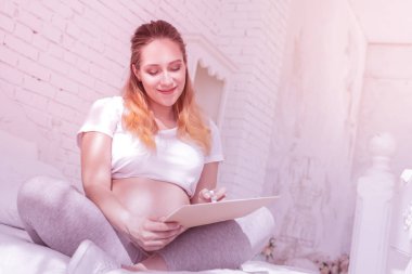 Mutlu görünüyordu Beyaz tişört uzun saçlı hamile kadında genç