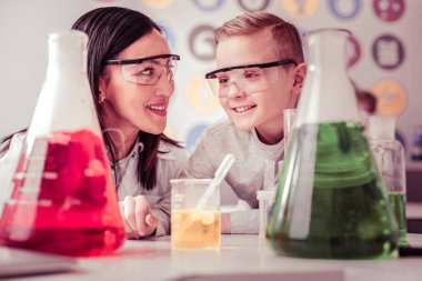 Onun öğrenci deney hakkında soran hoş kadın öğretmen